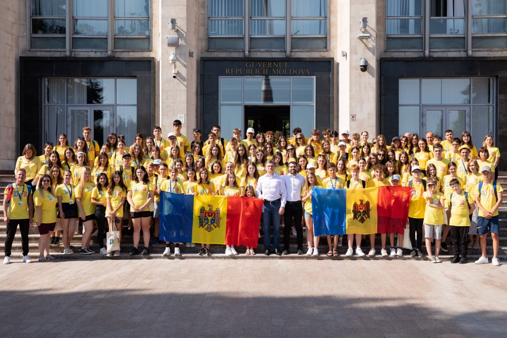 FOTO // Dorin Recean, în dialog cu copiii din tabăra DOR: „Voi, tinerii, sunteți cea mai mare bogăție a Republicii Moldova”